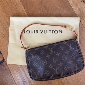 Louis Vuitton Monogram Pochette Clutch